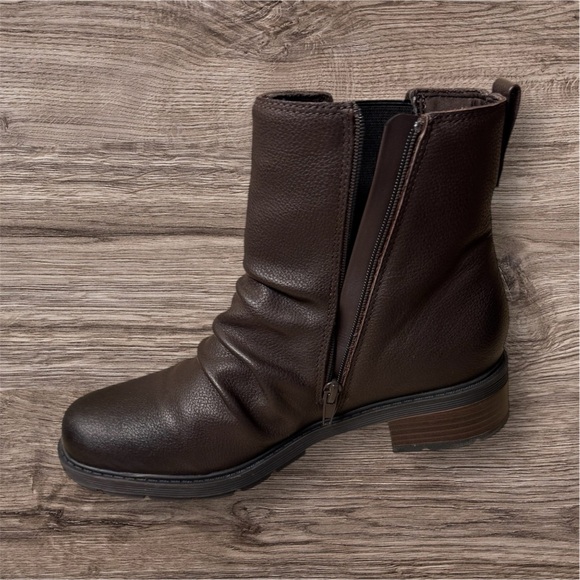 Clarks 8 1/2 wide
Ankle boots - Picture 6 of 7